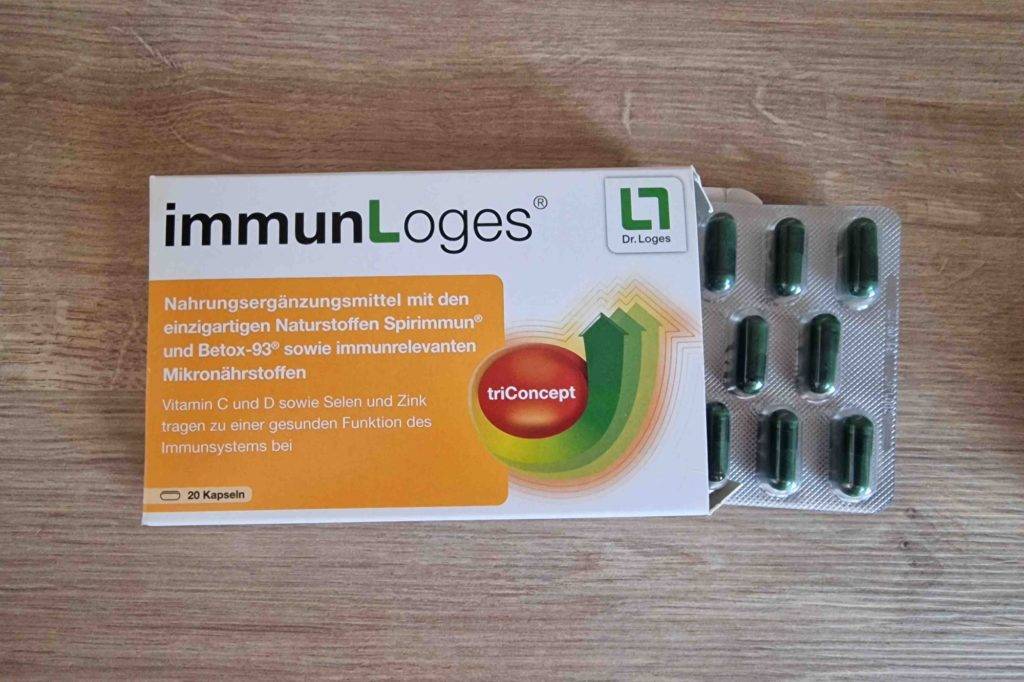 Eine Packung getestete Vitamin-D-Präparate befinden sich verpackt auf einer Holzoberfläche. 