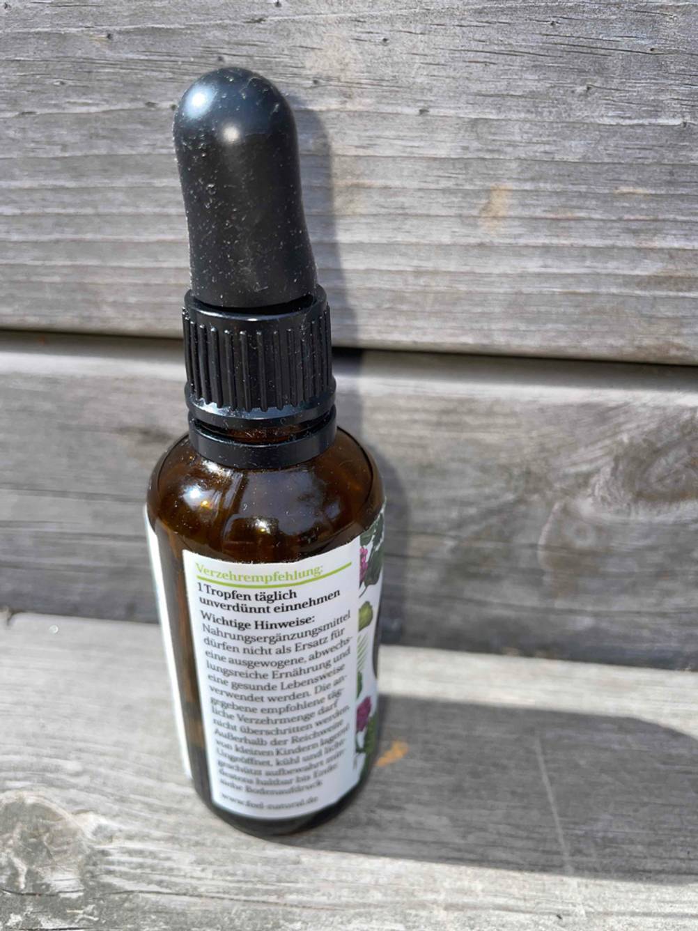 Seitenansicht einer Flasche des Vitamin-D3-K2 im Test mit Informationen.