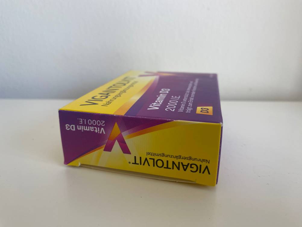 Vitamin-D3-Tropfen getestet: Seite einer Packung in Nahaufnahme.
