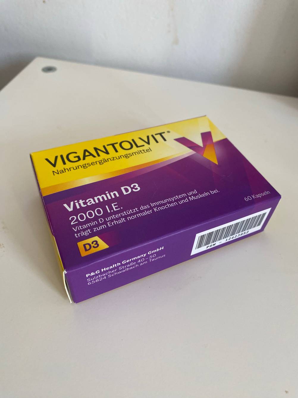 Eine Packung der getesteten Vitamin-D3-Tropfen von schräg unten auf einer hellen Fläche.