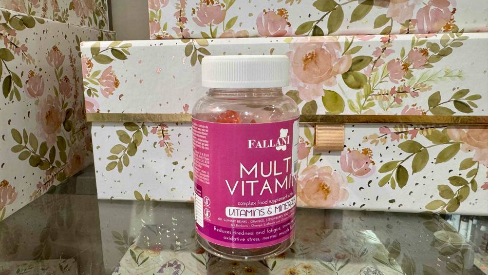 Eine Flasche der Vitamin-Gummibärchen im Test vor Schmuckschachtel.