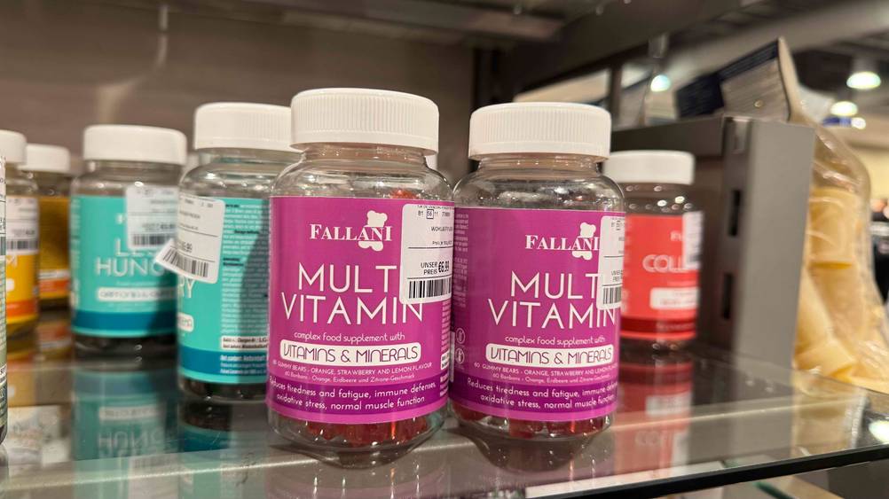 Mehrere Flaschen der Vitamin-Gummibärchen im Test in einem Verkaufsregal.