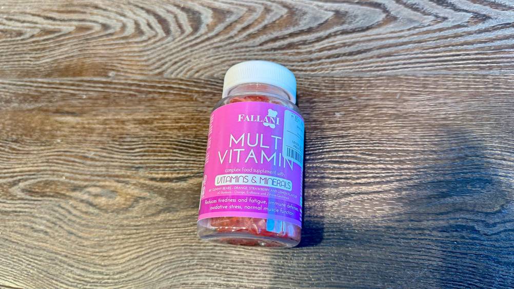 Ein Fläschen der getesteten Vitamin-Gummibärchen auf einer Holzfläche.