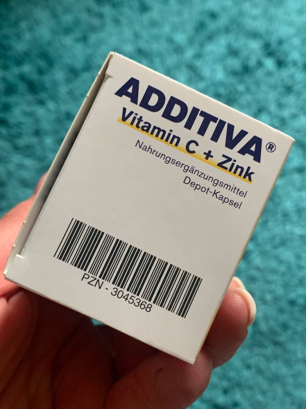 Seitenansicht der Verpackung der Vitamin-Kapseln im Test mit Strichcode.