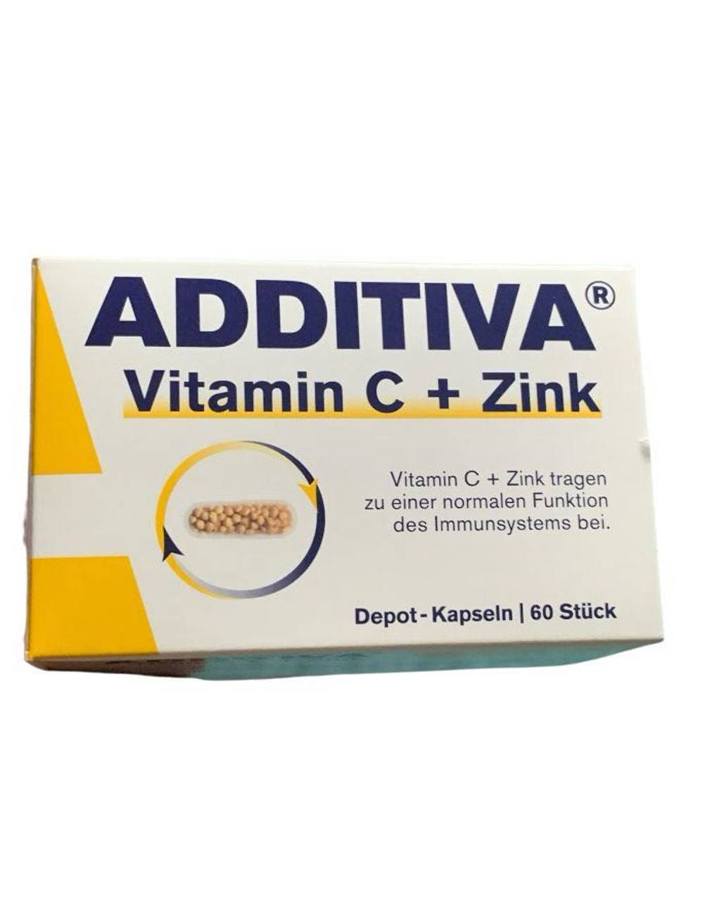 Die getesteten Vitamine (hochdosiert) auf einer hellen Fläche.