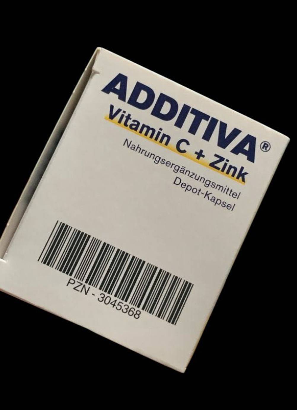 Seitenansicht der Verpackung der getesteten Vitamine (hochdosiert) mit Strichcode.