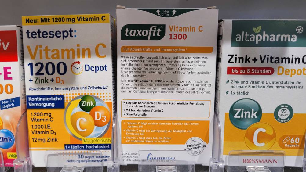 Vitamine (hochdosiert) getestet: Die Verpackung mit der Rückseite nach vorne in einem Verkaufsregal neben anderen Produkten.