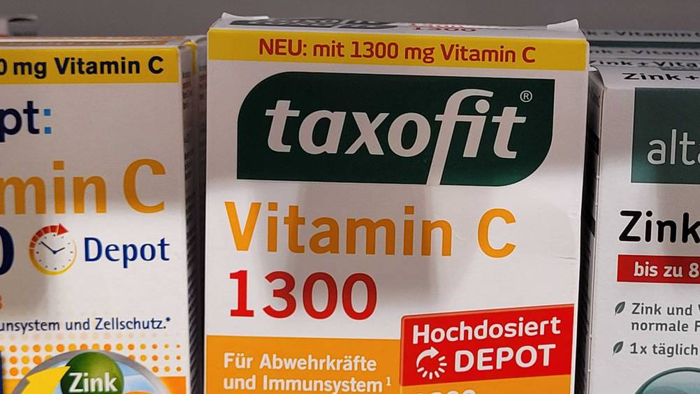 Vitamine (hochdosiert) im Test: Nahaufnahme der Verpackung mit Logo und Artikelbezeichnung.