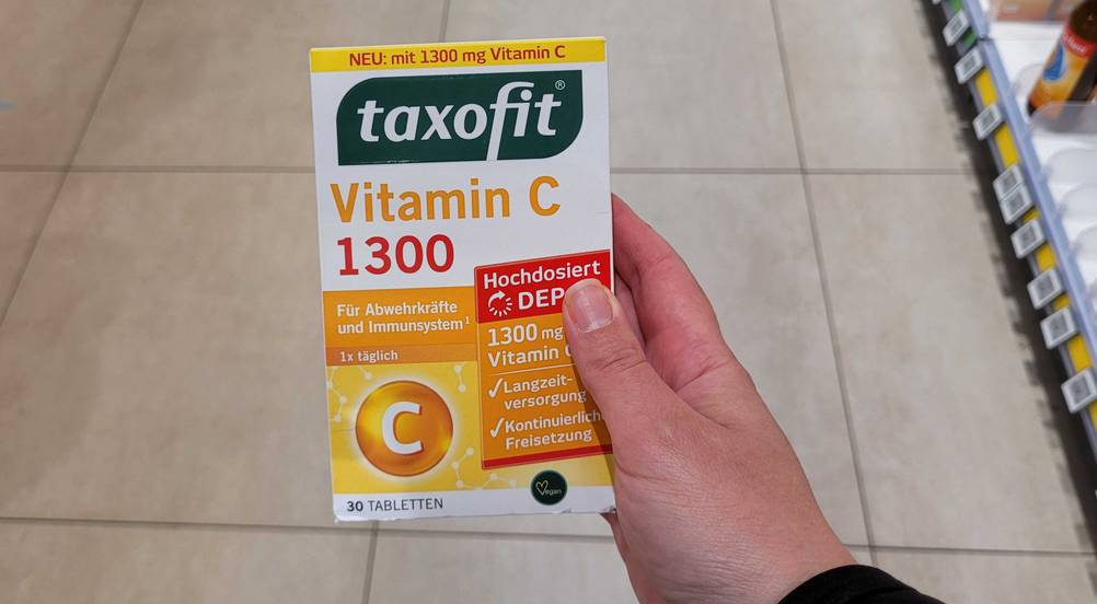Eine Hand hält die getesteten Vitamine (hochdosiert) hoch.