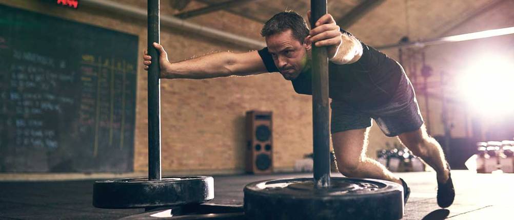 Schieben, drücken, heben: Mann beim Training