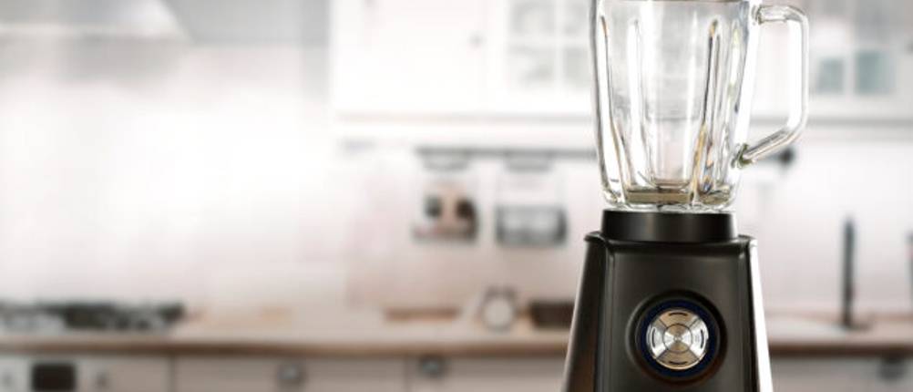 Vitamix-Mixer-Test: Ein schwarzer Standmixer steht auf einer Holzablagefläche in einer hellen Küche.