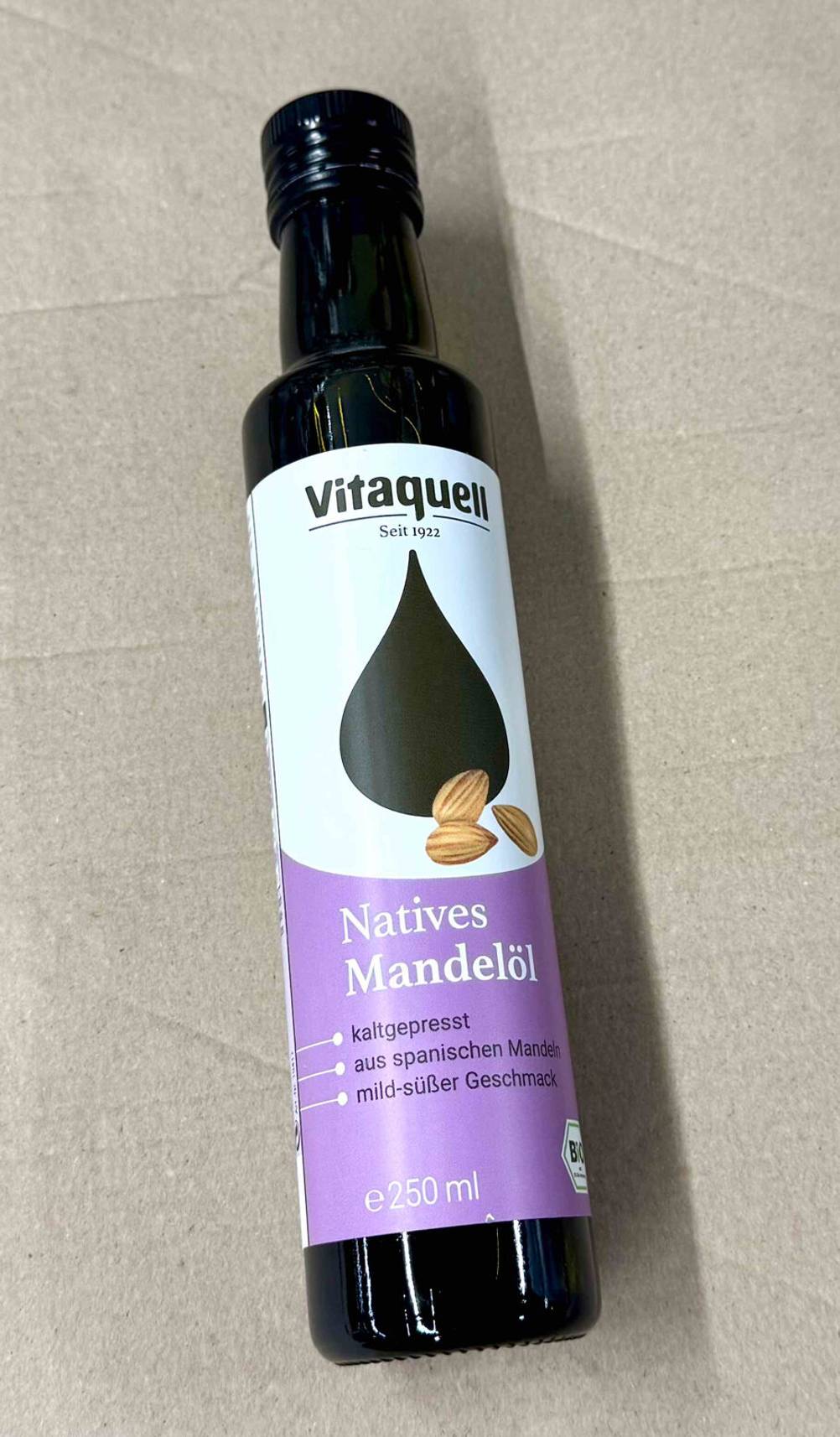 Nahaufnahme einer 250-ml-Flasche mit dem getesteten Bio-Mandelöl.