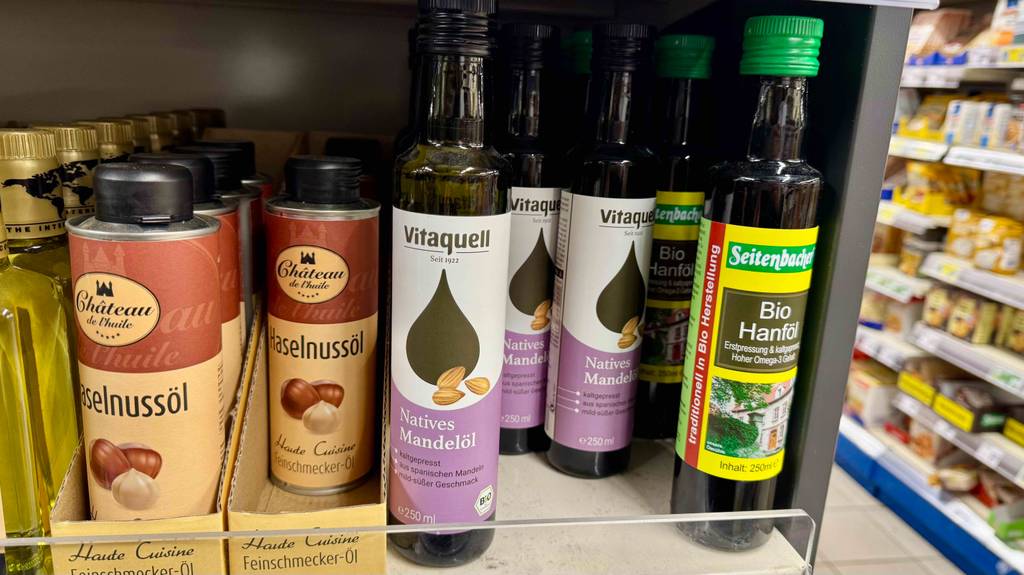 Getestet: Bio-Mandelöl in der 250-ml-Flasche steht neben anderen Ölsorten im Verkaufsregal.