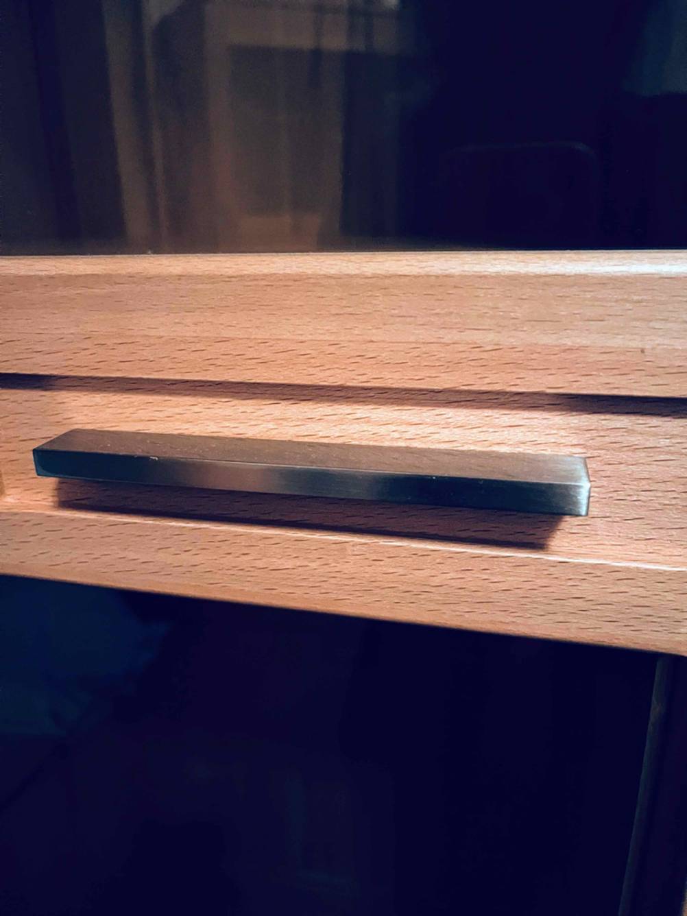 Vitrine im Test: Griff der Holzvitrine ist im Detail abgebildet.