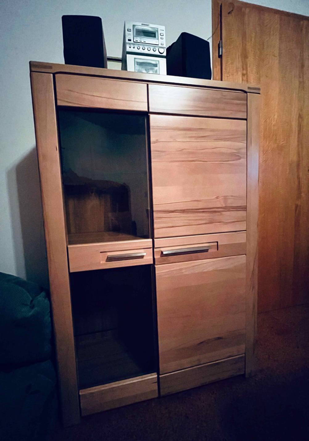 Getestete Vitrine ist aus Holz.