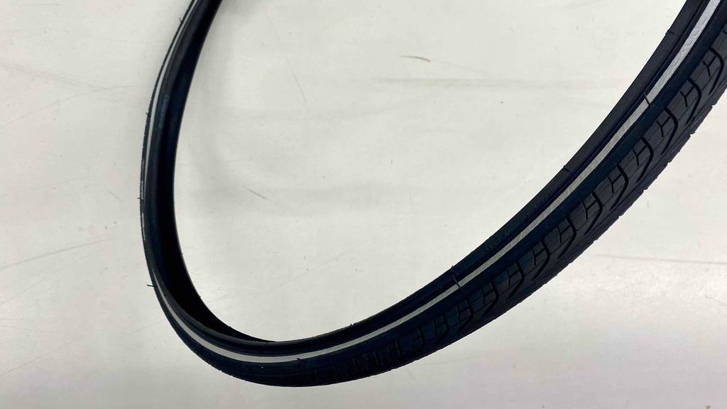 Rennrad-Reifen-Test: Nahansicht einer Hälfte eines Reifens.