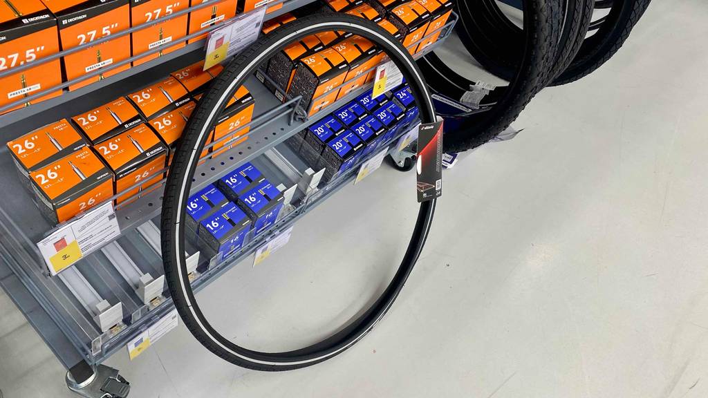 Getestet: Ein Rennrad-Reifen lehnt an ein Verkaufsregal.