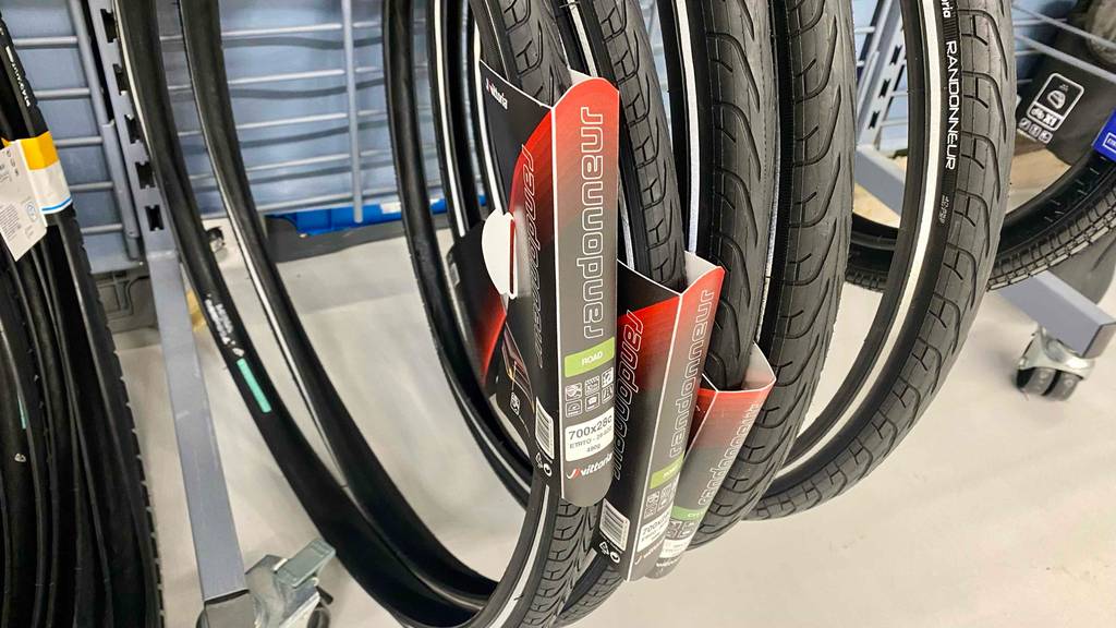 Rennrad-Reifen im Test: Mehrere Reifen hängen nebeneinander.