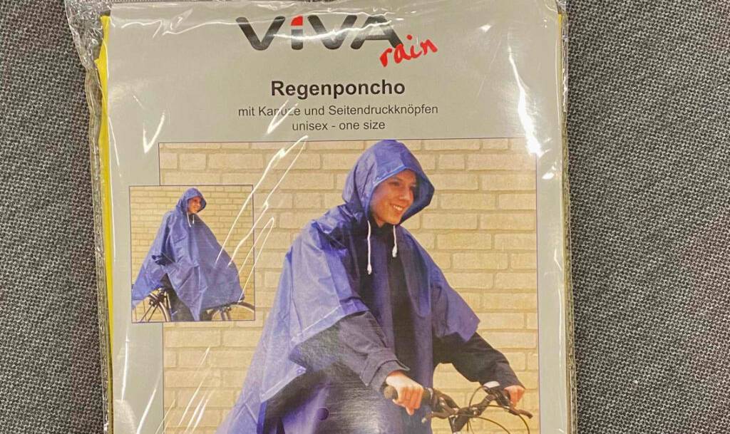 Detailansicht der Verpackung mit dem lilafarbenen getesteten Regenponcho.