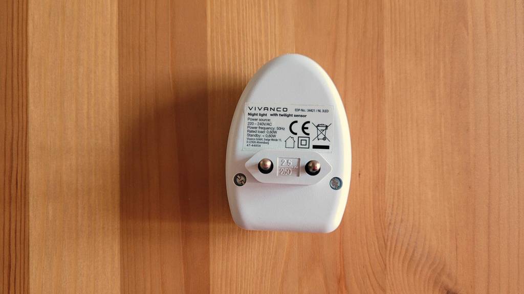Nachtlicht im Test: Nahaufnahme der Unterseite inklusive Produktangaben eines Nachtlicht-Steckers.