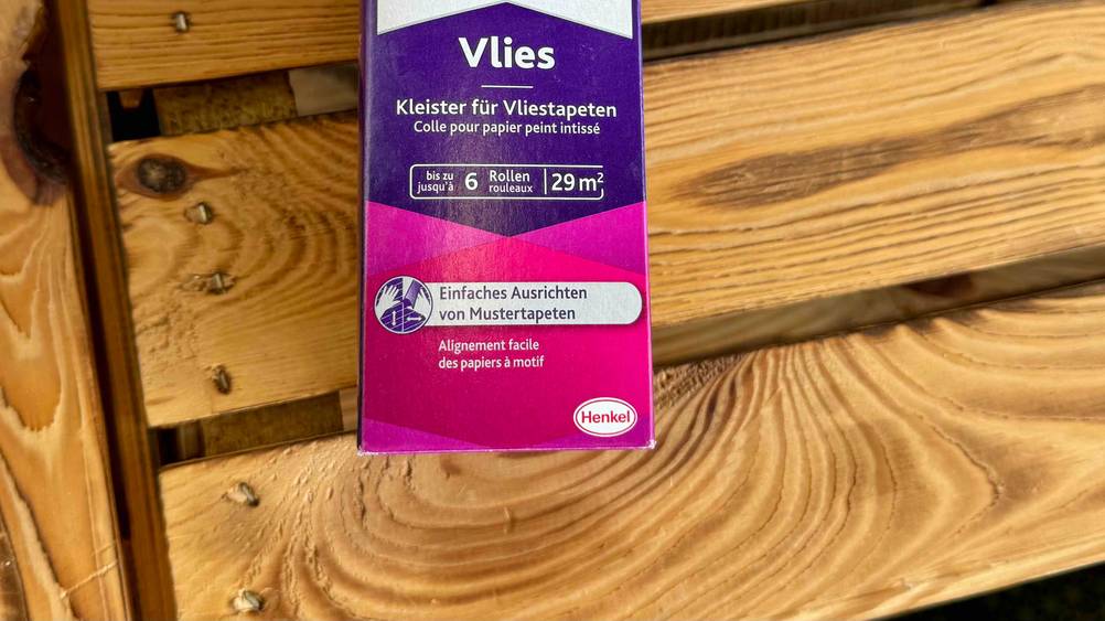Vliestapetenkleister im Test: Nahaufnahme der Verpackung mit Artikelbezeichnung und Informationen.