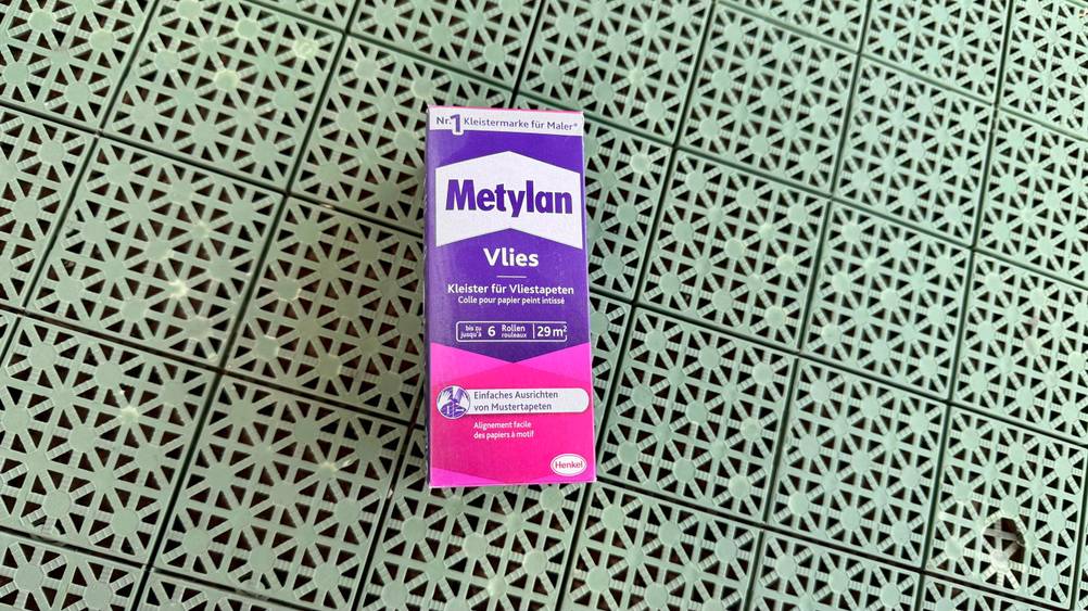 Getestet: Eine Packung des Vliestapetenkleisters liegt auf einer grünen Fläche.