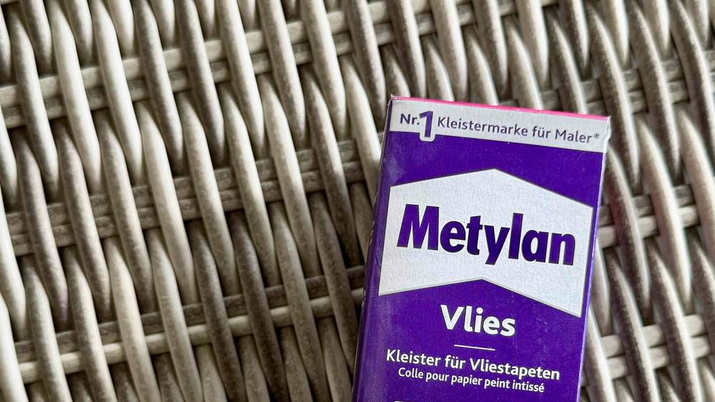 Vliestapetenkleister im Test: Nahaufnahme der Verpackung mit Artikelbezeichnung.