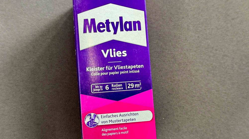 Vliestapetenkleister-Test: Nahaufnahme der Verpackung mit Logo und Arktikelbezeichnung.