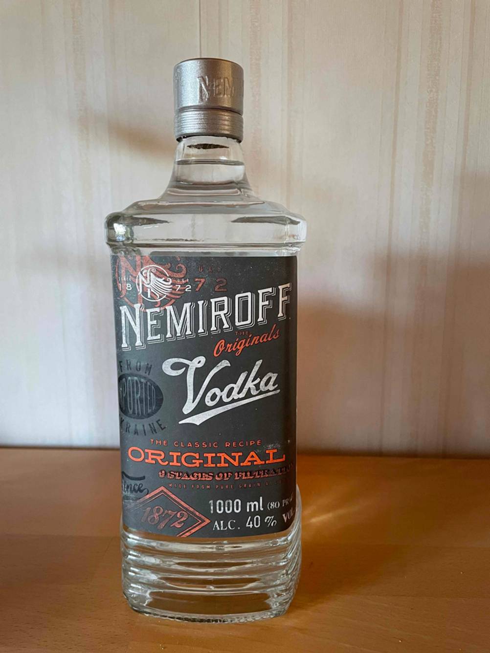 Eine dunkle Flasche Vodka
