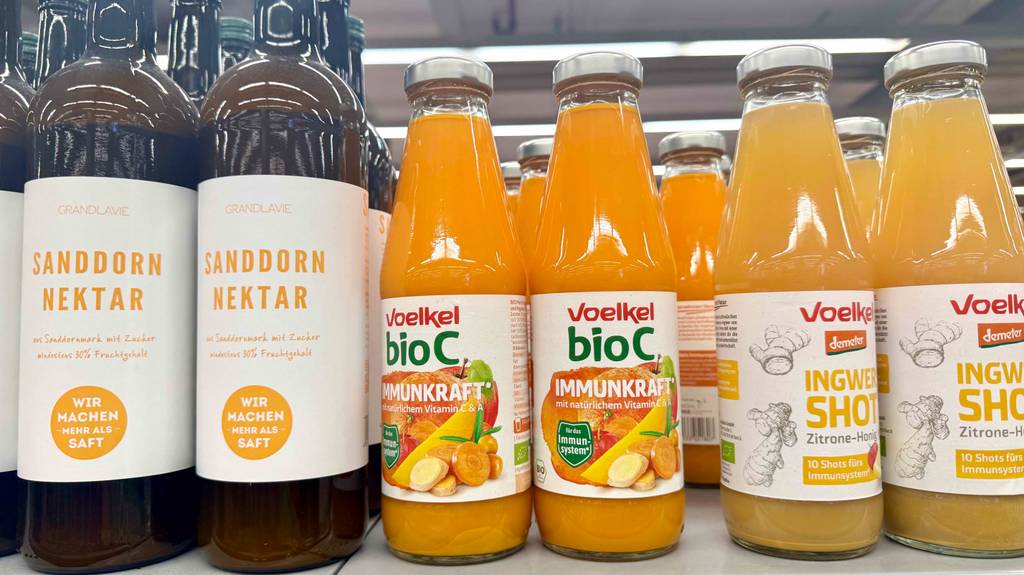 Vitaminsaft getestet: Mehrere Glasflaschen mit Voelkel Bio C Immunkraft stehen auf einem Verkaufsregal.