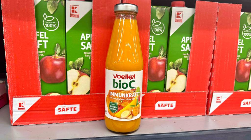 Getestet: Vitaminsaft in der Glasflasche steht vor Säften im Tetrapak.