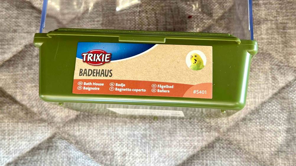 Vogelbad getestet: Nahaufnahme des Labels auf dem Bad mit Logo und Artikelbezeichnung.