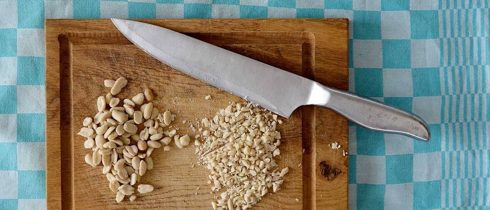vogelfutter-selber-machen-nuesse-hacken