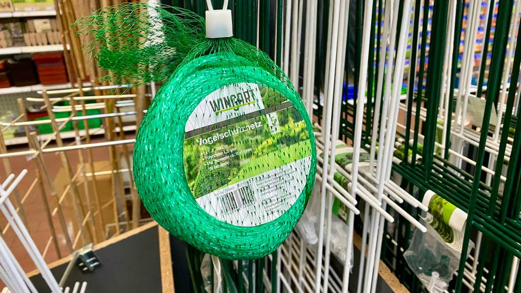 Ein getestetes Vogelschutznetz befindet sich verpackt in einem Geschäft. 