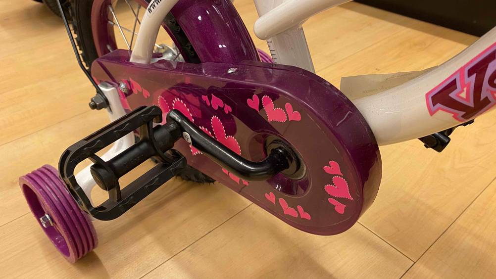 Detailansicht eines Pedals und des Schutzbleches eines getesteten 12 Zoll Kinderfahrrads.