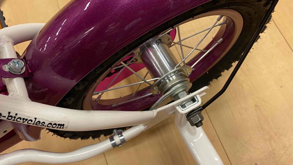 Kinderfahrrad 12 Zoll getestet: Verarbeitung des Hinterreifens in Detailansicht.