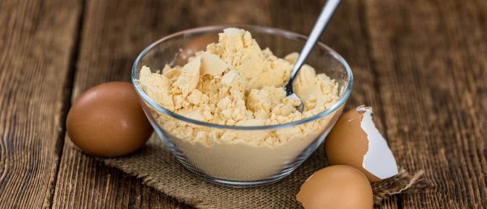 eine Schale Volleipulver mit einem Löffel