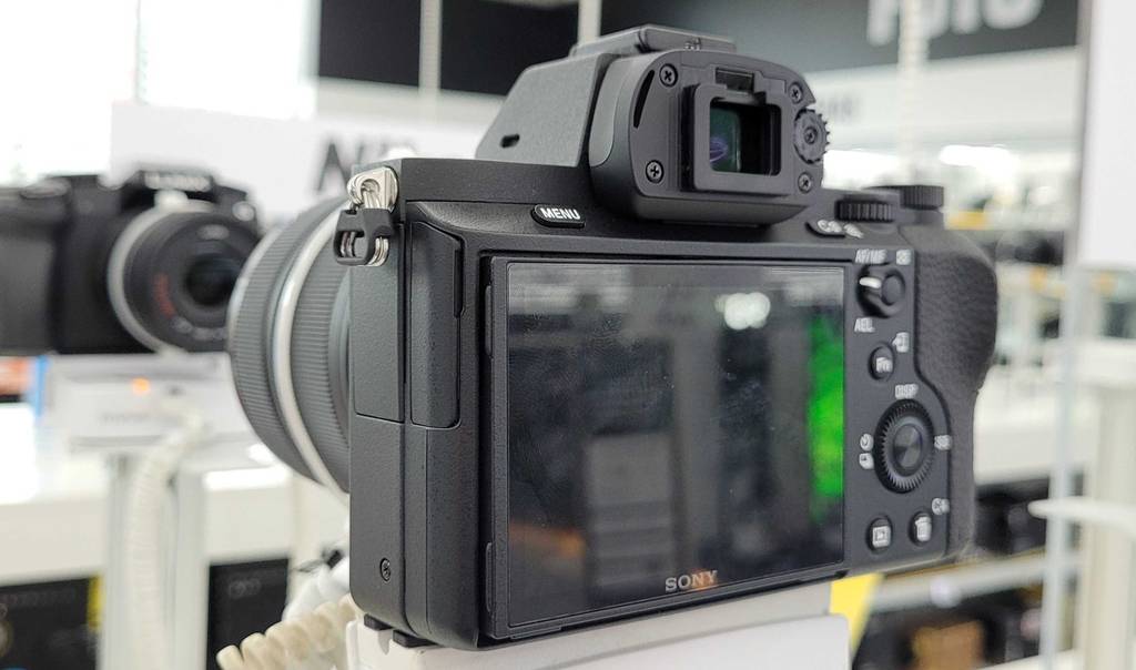 Vollformatkamera von Sony im Test: Kamera hat ein schwarzes Design.