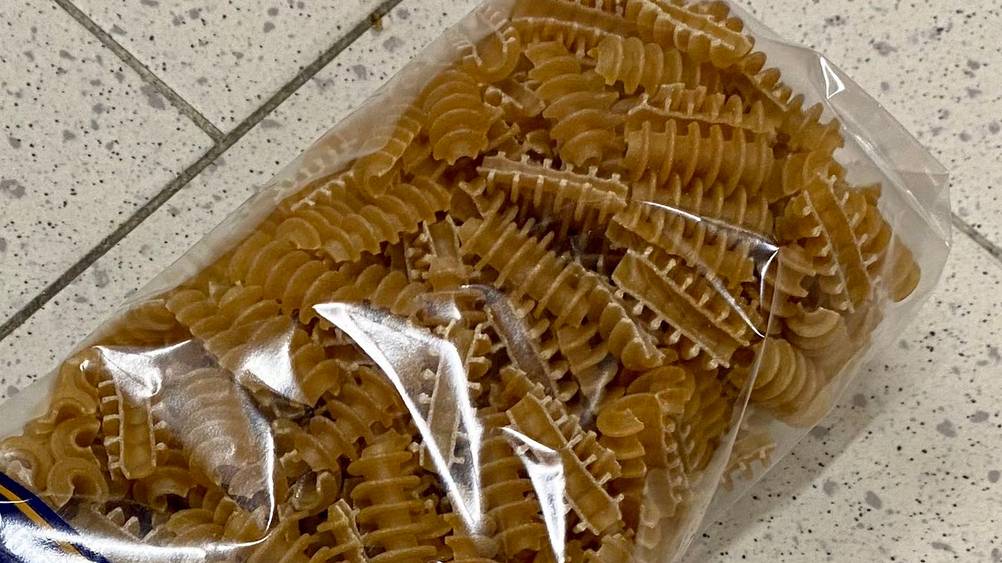 Nahaufnahme der getesteten Vollkornnudeln in ihrer transparenten Verpackung.