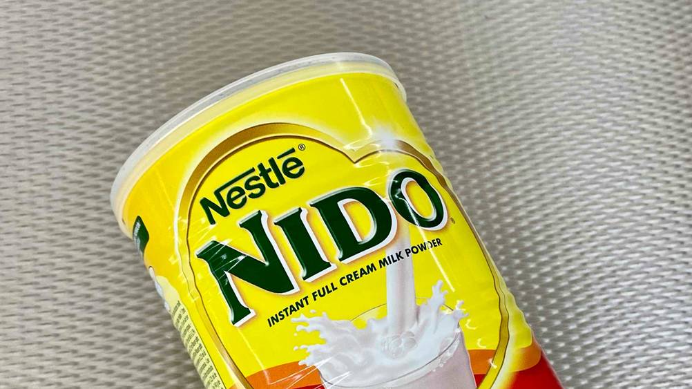 Nahaufnahme des Logos auf der Dose des getesteten Vollmilchpulvers.