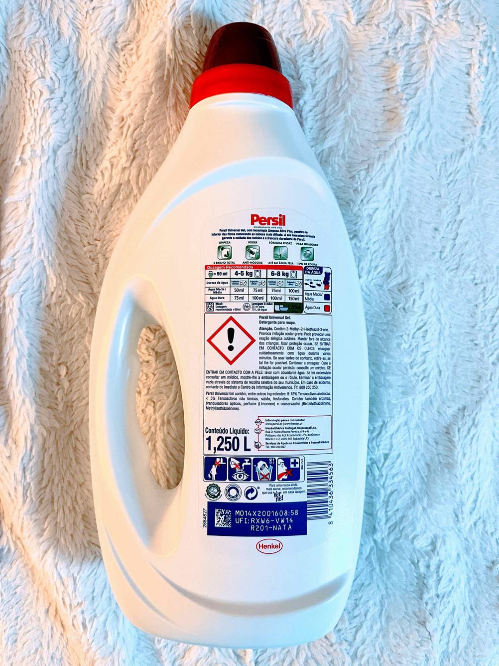 Im Test: Eine Flasche Vollwaschmittel mit der Rückseite nach oben auf einer Stofffläche.