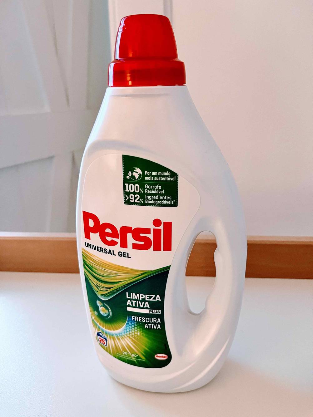 Eine Flasche des getesteten Vollwaschmittels von vorne auf einer hellen Oberfläche.