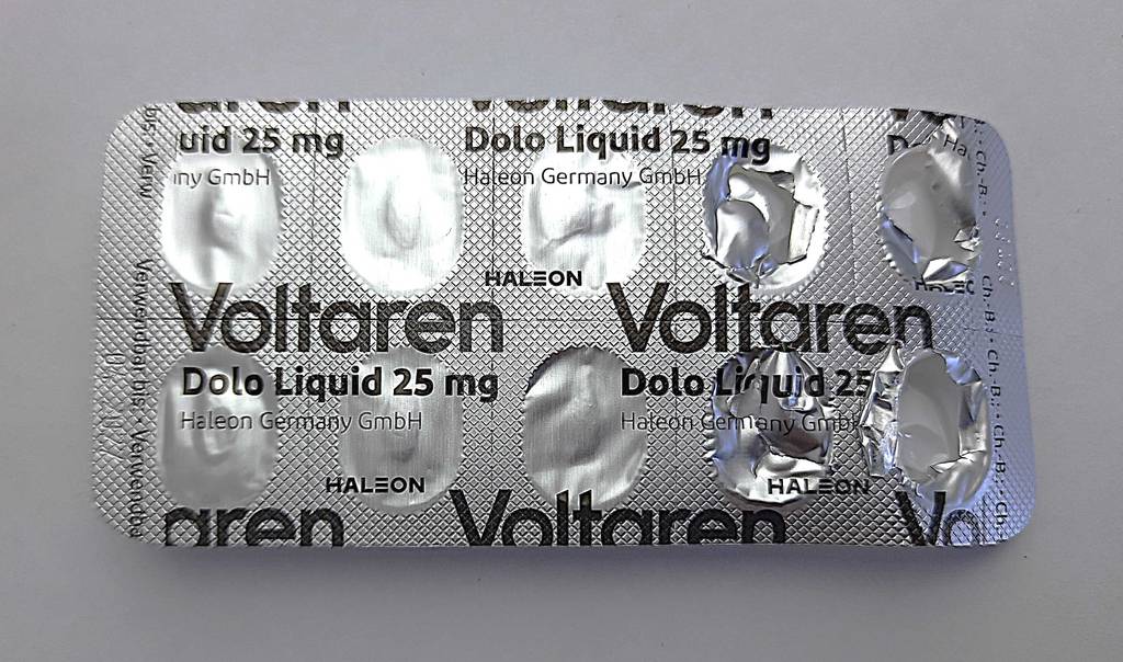 Ansicht von hinten eines Blisters mit Schmerzmittel im Test: Eine Weichkapsel enthält 25 mg Dolo Liquid.