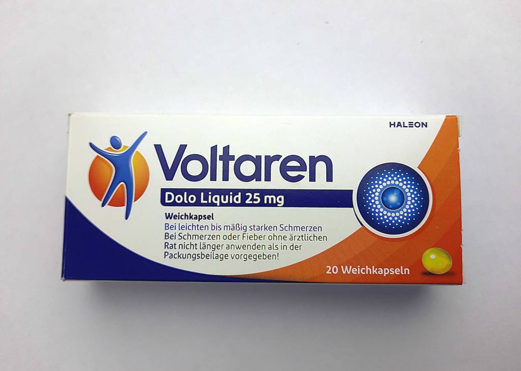 Schmerzmittel-Test: Eine Packung mit Voltaren Dolo Liquid 25-mg-Weichkapseln liegt auf einer weißen Oberfläche.
