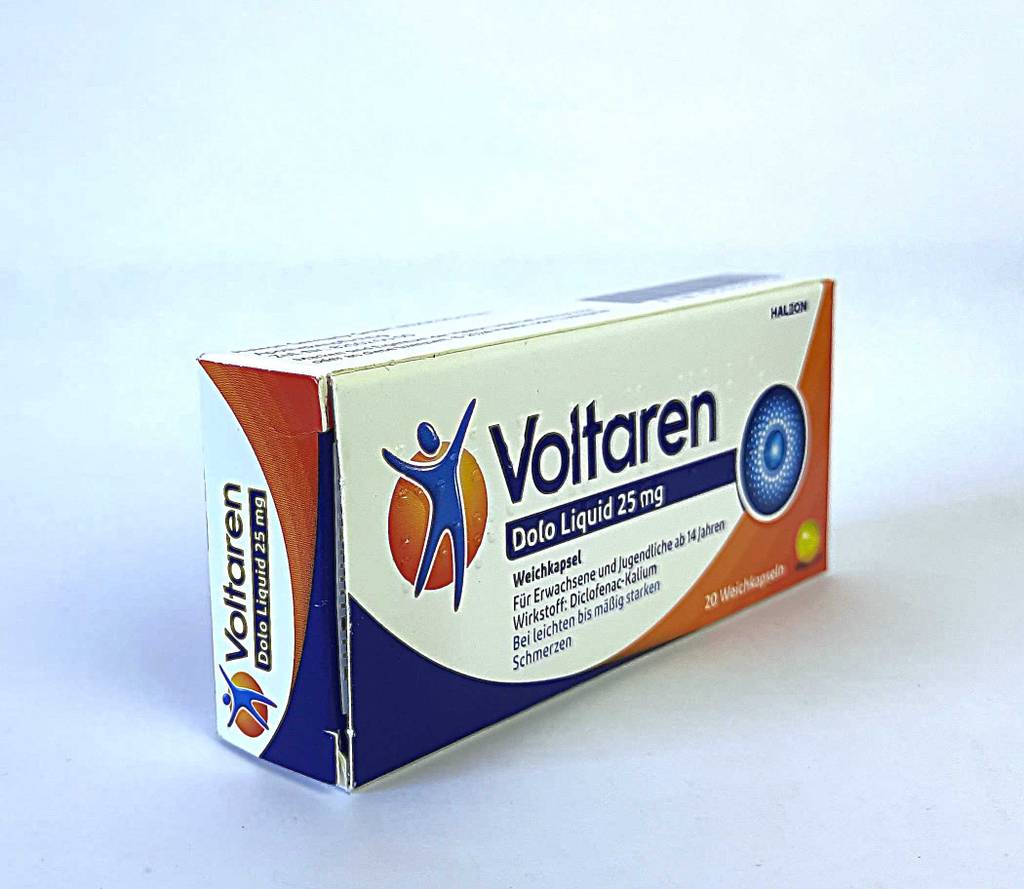 Im Test: Das Schmerzmittel von Voltaren befindet sich in der Originalverpackung innerhalb der enthaltenen zwanzig Weichkapseln.