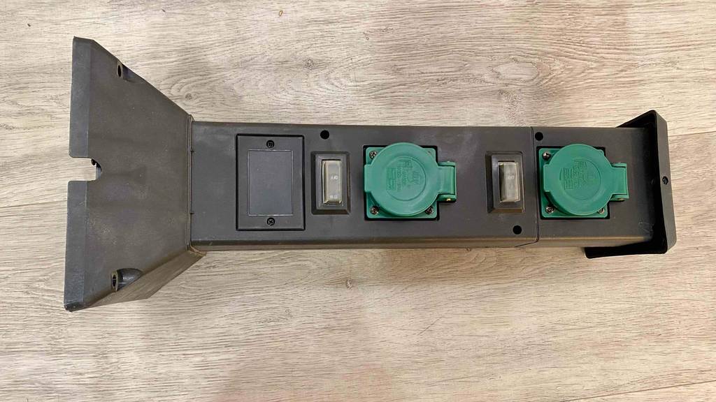 Gartensteckdose im Test: Produkt liegt auf Holzuntergrund.