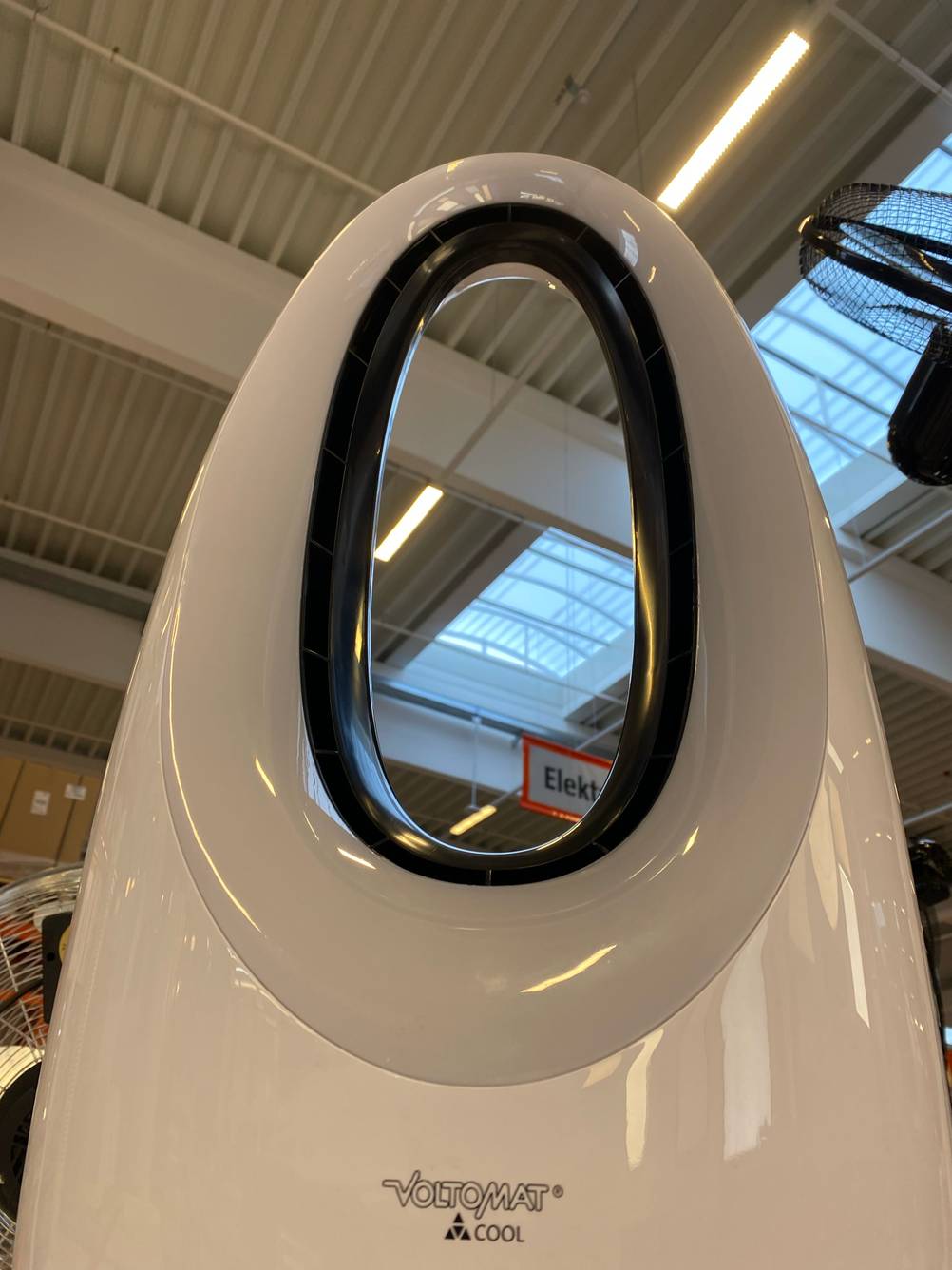 Blick durch den oberen Teil eines getesteten Ventilator ohne Rotor.