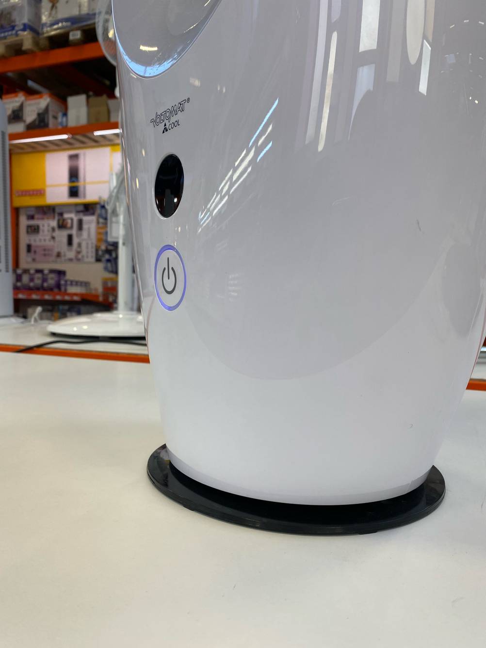 Detailansicht des Powerknopfs eines getesteten Ventilator ohne Rotor.
