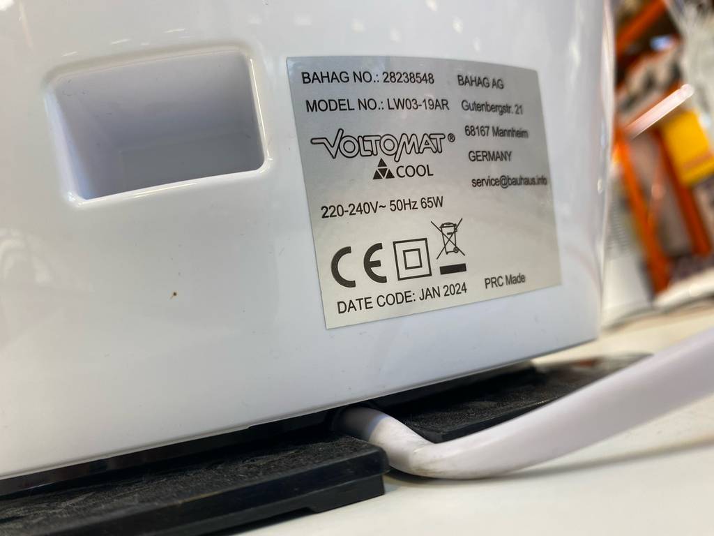 Ventilator ohne Rotor im Test: Auf der Rückseite ist das Typenschild aufgebracht.