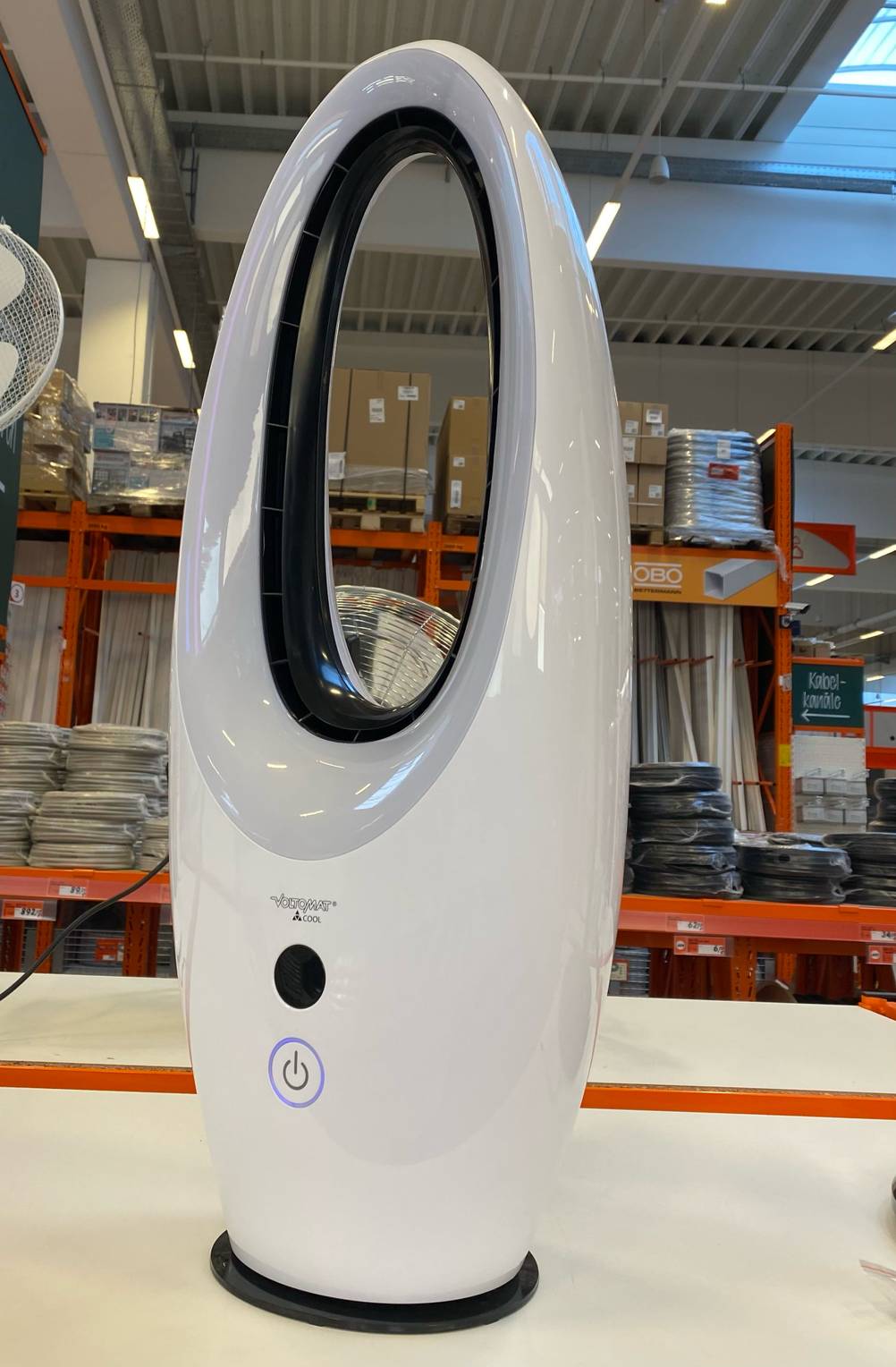 Ein Ventilator ohne Rotor steht zum testen in einer großen Halle.